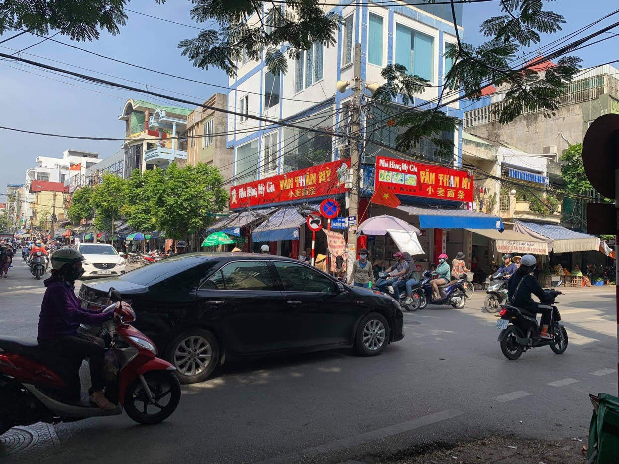 Lộn xộn, ùn tắc tại Ngã 3 chợ con